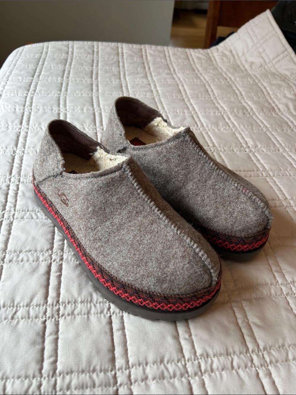 UGH Cozy Brown Platform Felt Slip-On Slippers Clogs with Red Accent - Women SZ 8